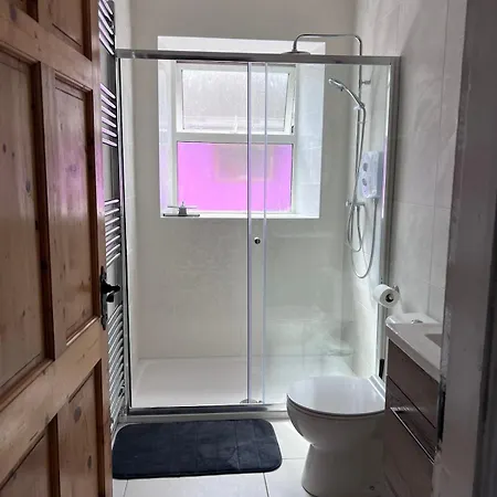 Cheerful 3-bedroom Semesterbostad Drehidnaraga Bridge