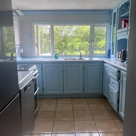 Cheerful 3-bedroom Semesterbostad *