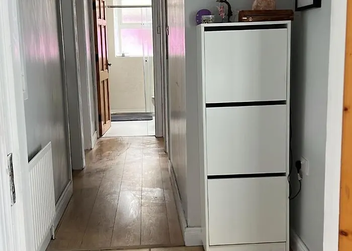 Vakantiehuis Cheerful Countryside Cottage *