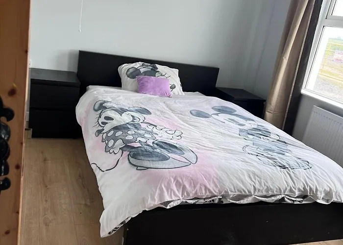 Cheerful Countryside Cottage