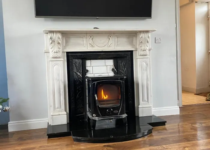 Cheerful Countryside Cottage