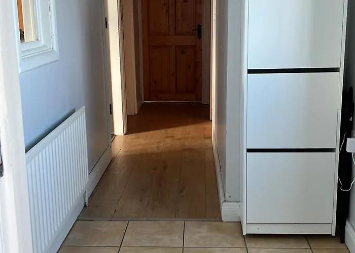 Cheerful Countryside Cottage